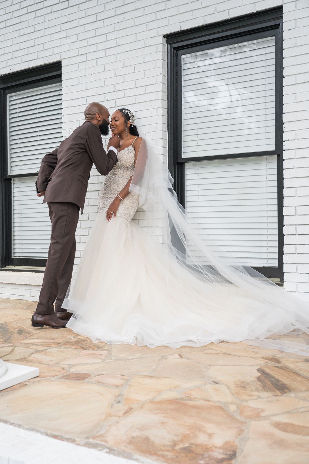 Anjanette and Ritchie kissing outside