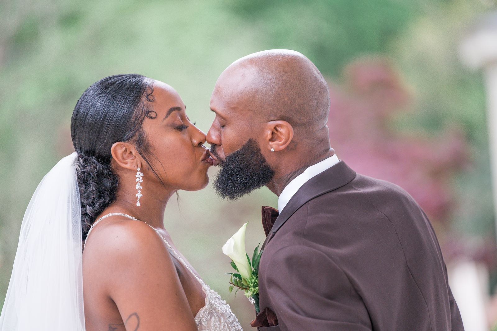 Anjanette and Ritchie kissing