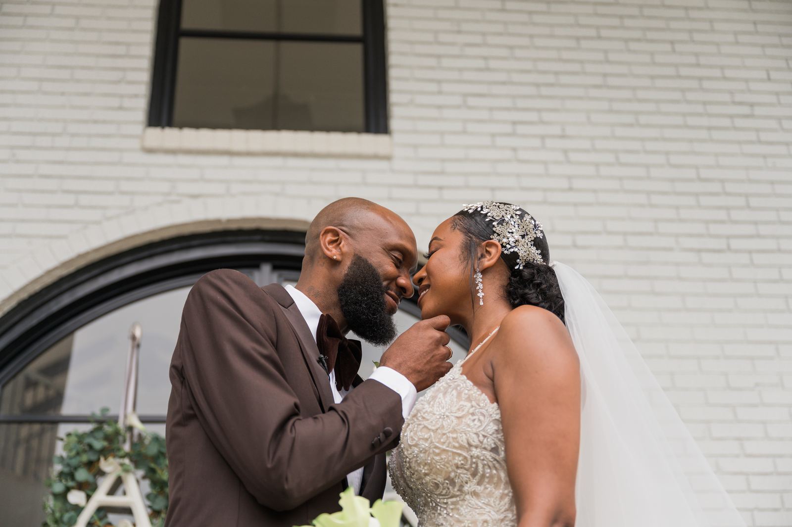 Anjanette and Ritchie kissing at the door