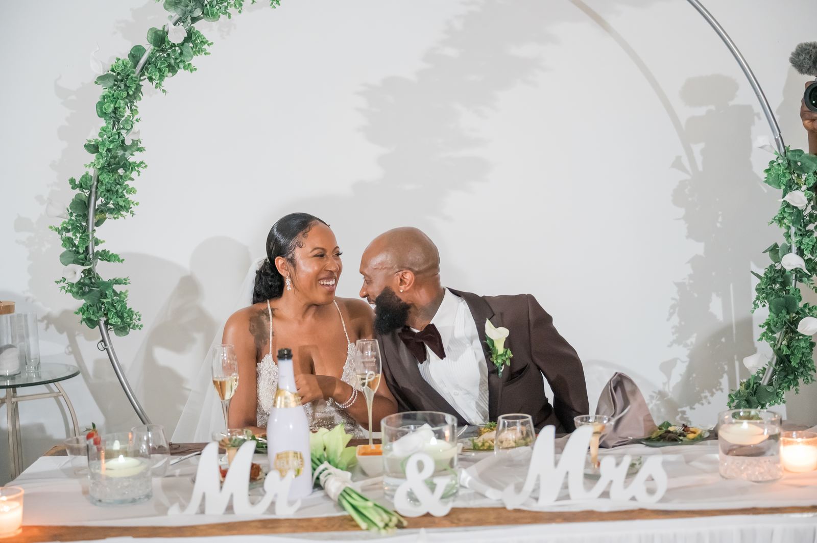 Anjanette and Ritchie kissing at the head table