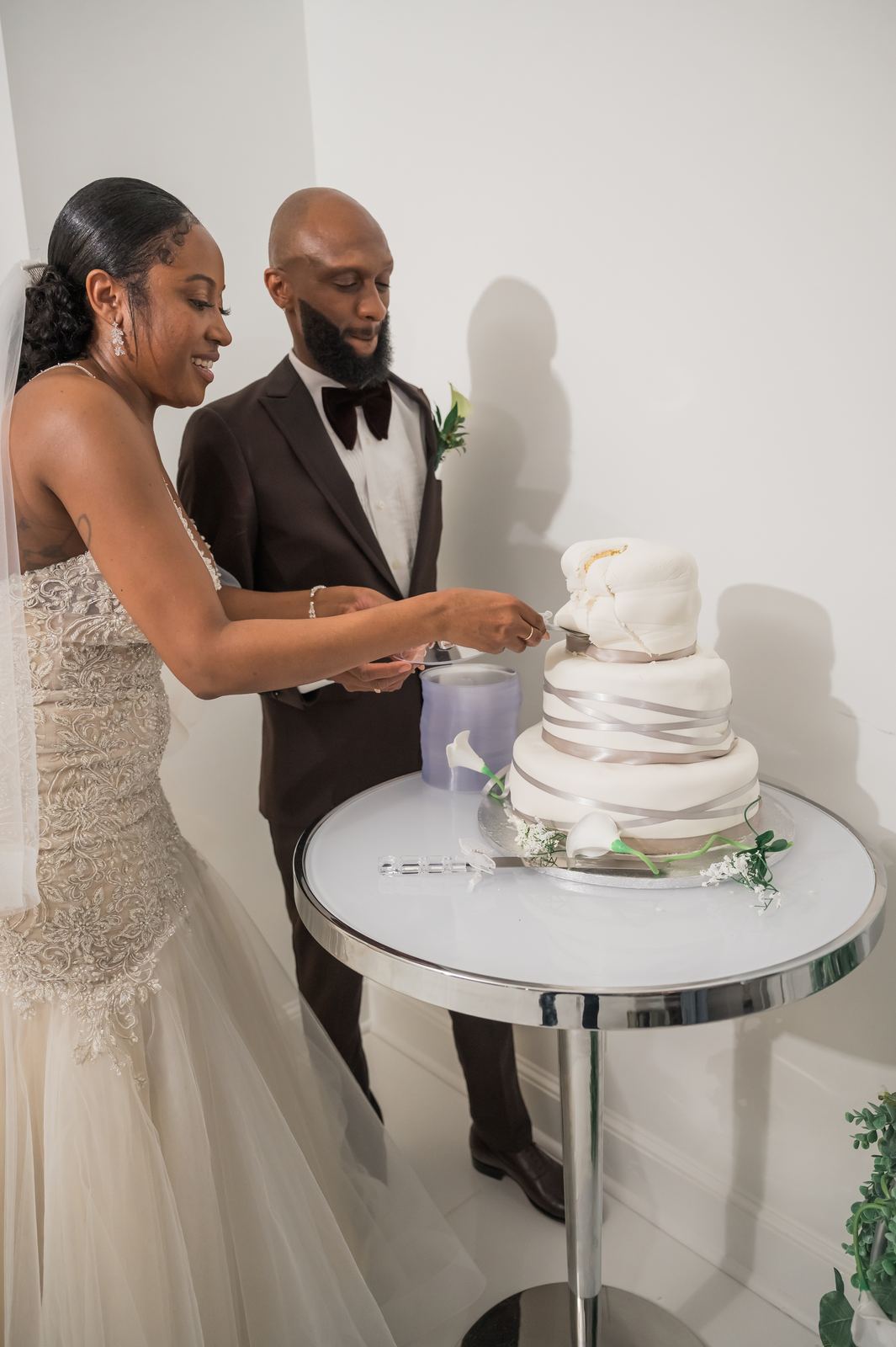 Anjanette and Ritchie cutting the cake