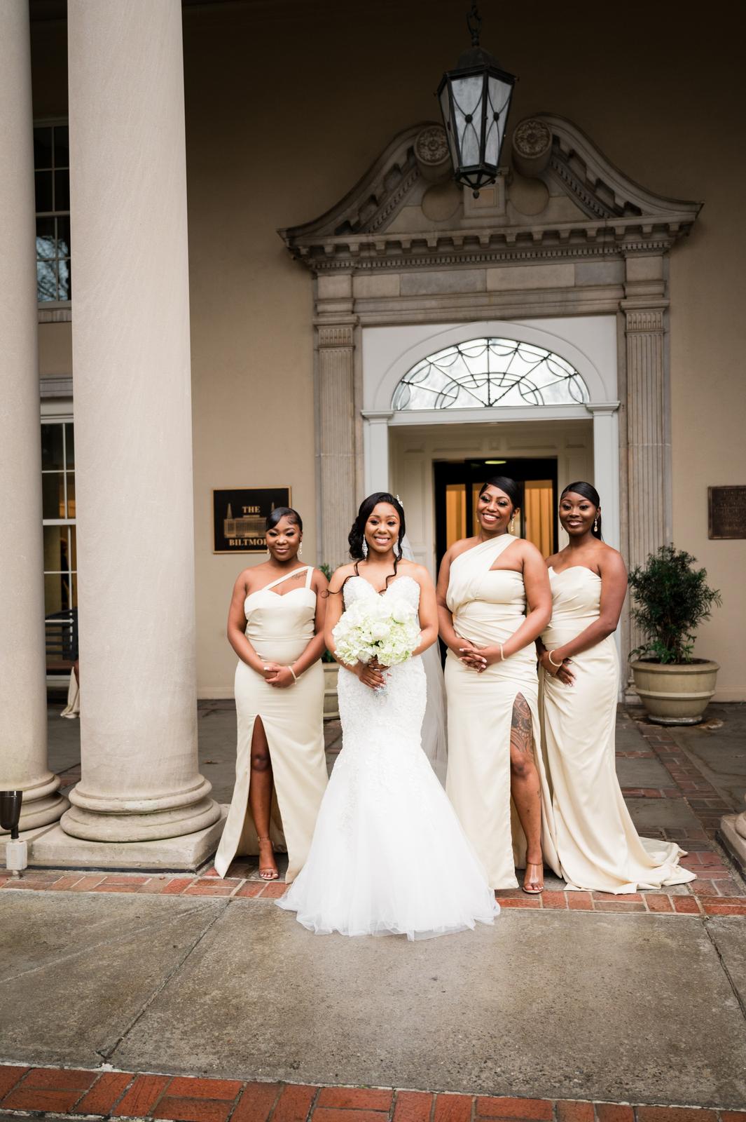 Haley with her bridesmaids at the columns