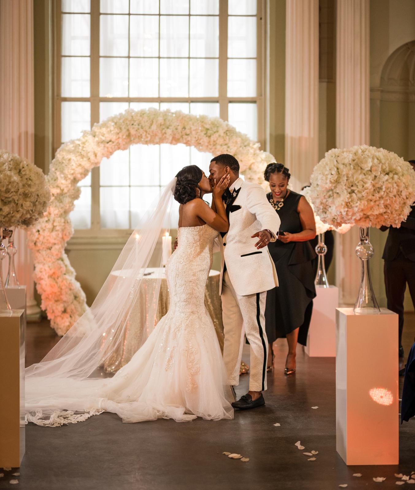 First kiss at the arch