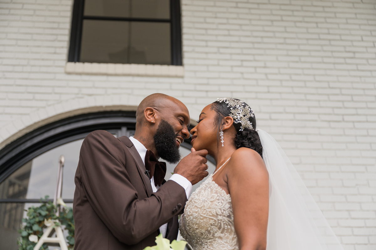 Anjanette and Ritchie kissing at the arched door